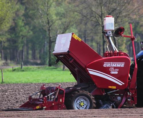 With the aid of the electric coupling, the fertiliser boxes are conveniently operated from the tractor. The granulate is reliably placed in the vicinity of the tuber.