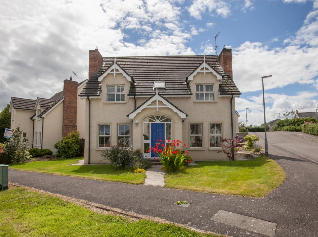 6 Church Meadows Diamond Road, Dromore BT25 1LZ SUMMARY Set on a corner site within this popular development on the edge of Dromore, this detached home offers privacy combined with spacious family