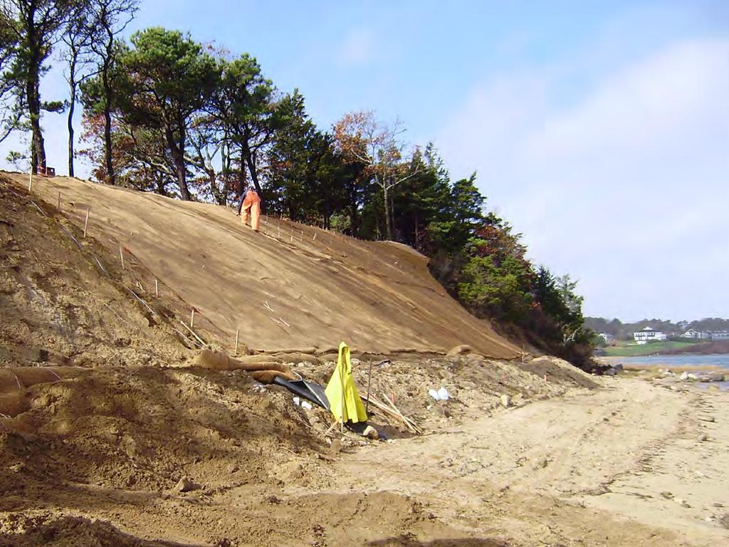 installation & Case studies S tabilizing soils above toe protection 6 deep lock-in trench at top and bottom of slope.