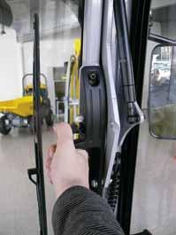 INNOVATIVE WINDSCREEN SYSTEM FOR COMFORT, COMMUNICATION AND SECURITY: The everyday performance of an excavator on the worksite depends essentially on the person