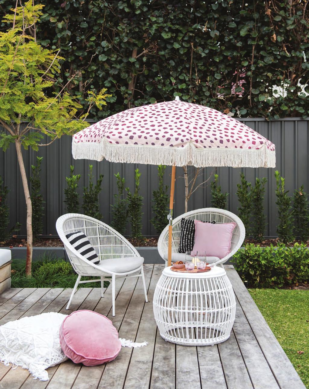 OUTDOOR Pink paradise SPACES OUTDOOR LOUNGE It was Mon Palmer s idea to remove some of the back