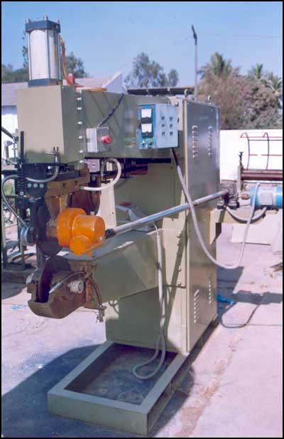 SIDE SEAM WELDING: SIDE SEAM WELDING MACHINE The illustrated model is for side seaming to the full-length of the hollow drum and barrel body.