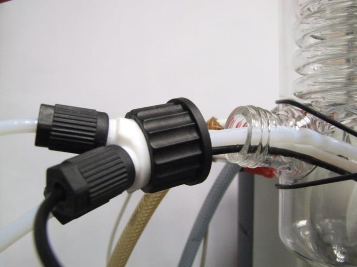 Route PTFE tubes and flask sensor into the evaporating flask and secure the multiple screw connection at connection (4) until hand-tight.