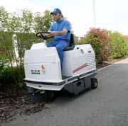 Capable of collecting anything from the finest dust to the heaviest gravel, this sweeper is the ideal solution for any kind of employment in the heavy