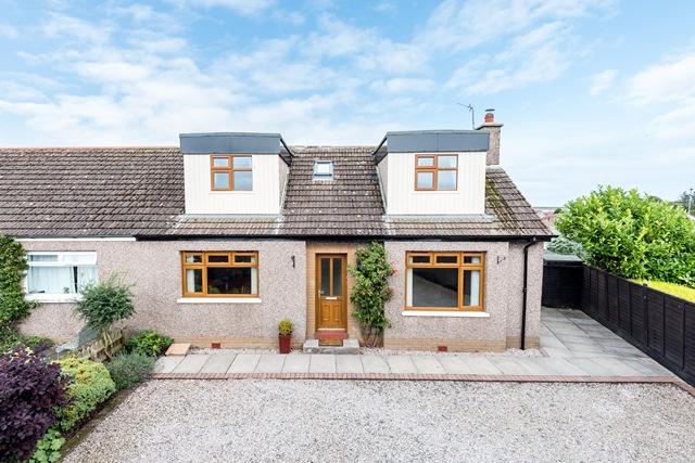 4 GOWAN PLACE, ARBROATH DD11 5DU OFFERS OVER 210,000 This immensely appealing SEMI DETACHED VILLA affords splendid deceptively spacious adaptable family accommodation on two levels, occupying an