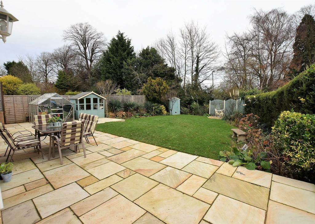The Dell, Oakham, Rutland, LE15 6JG 650,000 A rare opportunity to acquire a unique property, positioned on a deceptively spacious plot within one of Oakham s most desirable locations.