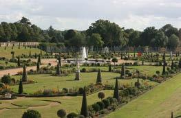 The 60 acres of gardens run down to the river Thames and include fountains, displays of over 1 million flowering bulbs, a historic yew hedge maze, formal gardens and the