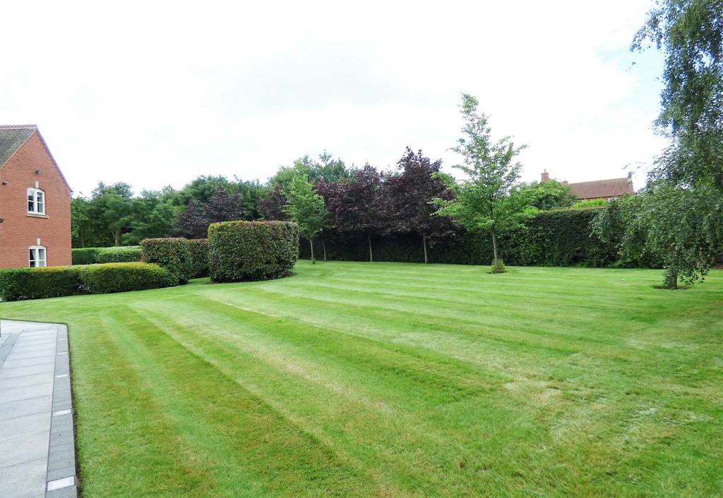 Arden House Weaverlake Drive, Yoxall, Nr Burton upon Trent, Staffordshire, DE13 8AD A high quality, superbly well fitted, impressive detached property in wonderful surroundings and extensive gardens