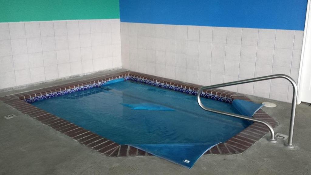 B Park Amenities: Indoor swimming pool Hot tub Shower