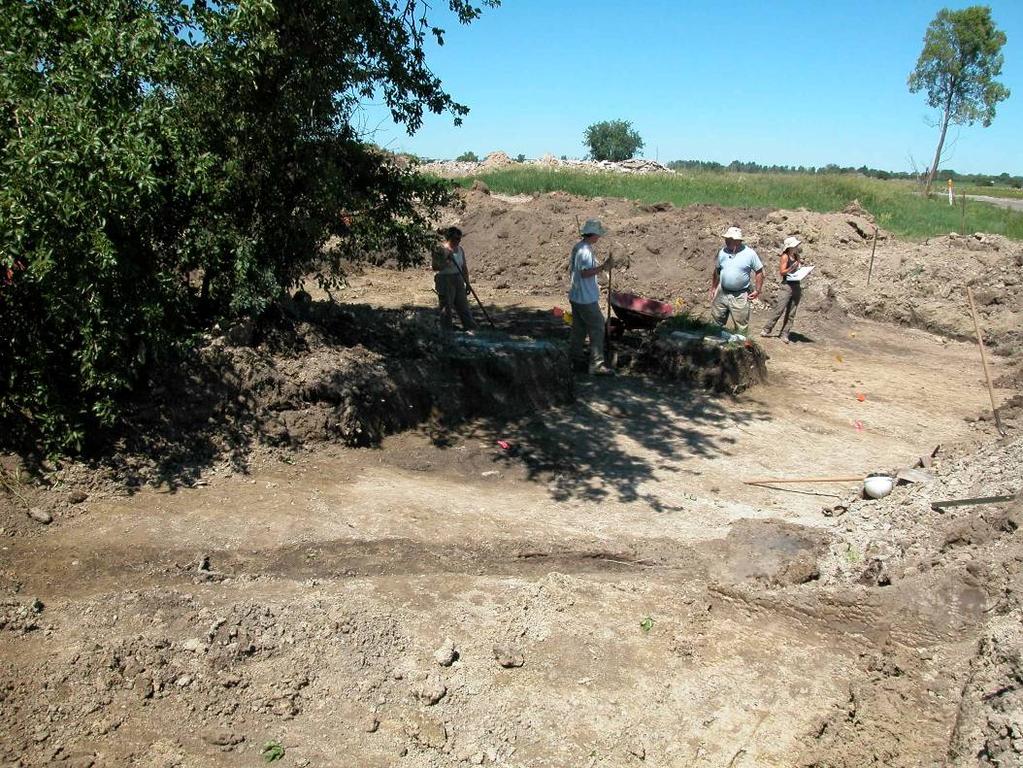 L 4-16 Figure 11: Archaeological assessment in progress during the summer of