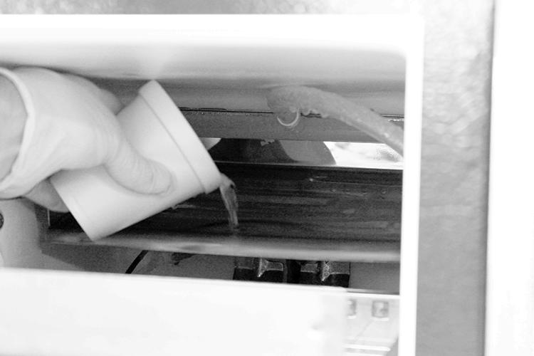 Ajoutez la solution de netoyage à la concentration recommandée dans le réservoir de la machine à glaçons.