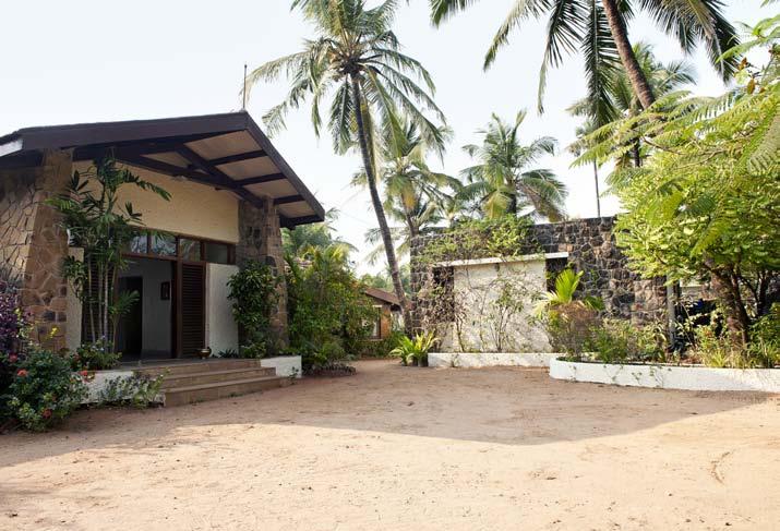 A Spacious Bungalow by the Sea Situated on the western seaboard of North Mumbai, Madh Island has always been a sought after destination for city residents for weekend getaways.