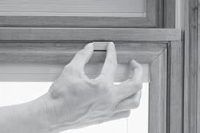 To engage the multipoint lock, close the door and lift up the handle.