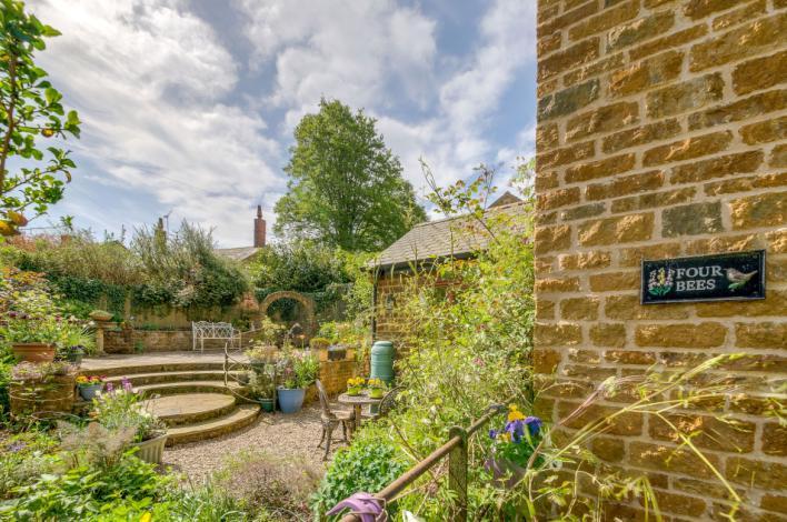 This stunning tiered garden has a lower level with gravelled pathway and seating area.
