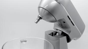 Waschen Sie die Schüssel und die Zubehörteile in warmem, seifigem Wasser mit einem weichen Lappen. Schüssel und Zubehörteile können auch in der Spülmaschine gereinigt werden.