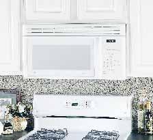 levels Instant On Controls Timer On/Off Child Lock-Out Cooking Complete Reminder Full-View Cooktop Lighting Easy Mount Installation Powerful 300 CFM High-Capacity Exhaust Fan Note: bold = feature