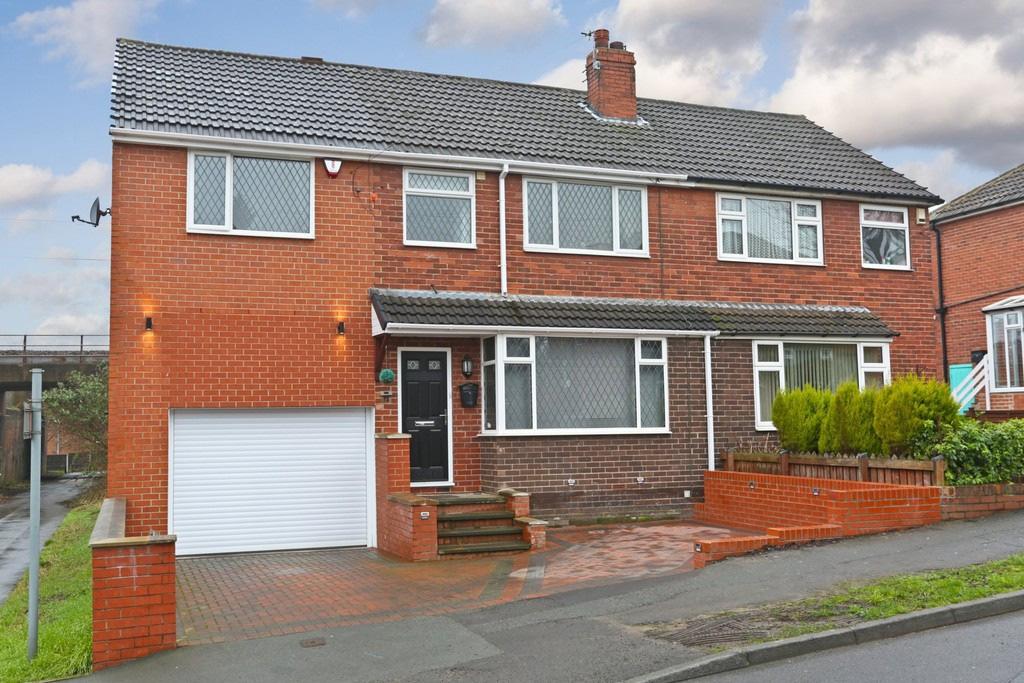 72 Melbourne Road St Johns, Wakefield, WF1 2RN For Sale 230,000 Holroyd Miller have pleasure in offering For Sale this extended well-presented semi-detached home situated in this highly sought after