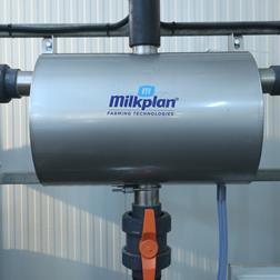 Stainless steel balance tank of 80lt with internal filter and plastic cap for cleaning The balance tank is placed as close to the milk receiver as