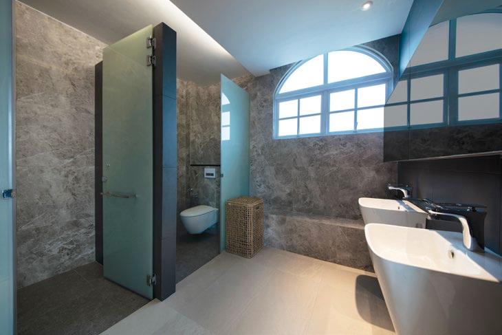 fittings. For example, a long mirror as well as two wallmounted porcelain sinks were added to the bathroom with the aim of creating greater convenience for its users.