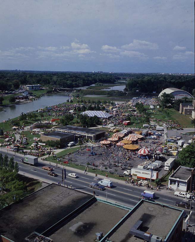 The Site Arena relationship to the park: Overlooks the Port Credit Memorial Park and the Credit River Physical and Visual Link to it s Surroundings Integrated connection with the Park which exhibits