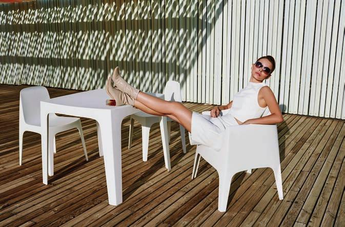 Solid armchair by Stefano Giovannoni Features / características Made of injected polypropylene with mineral additives. Stackable. Available in 7 colors. Item suitable for indoor and outdoor use.