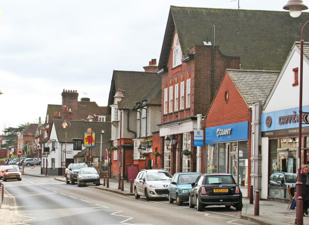 An affluent village on the cusp of Central London Radlett is known to be one of the most prosperous villages in Britain.