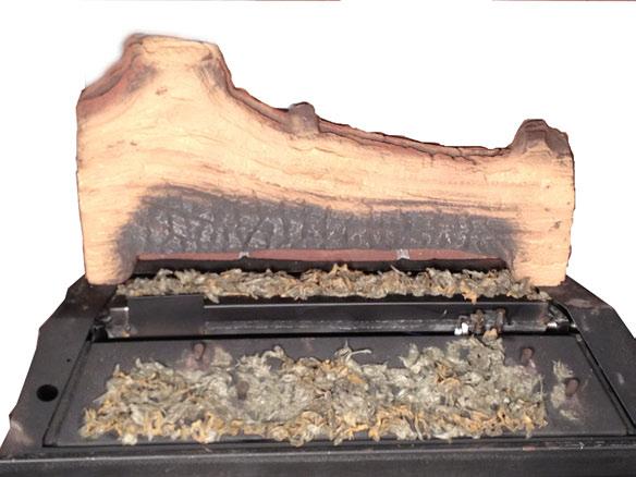 The protrusion on the bottom of the log should rest between the front and rear burners. Figure 24 5.