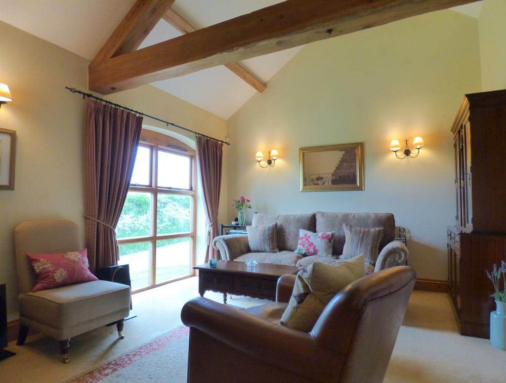 The Stables Yew Tree Grange, Fradswell, Stafford, ST18 0GX A charming, end of mews barn conversion, which is beautifully presented and is