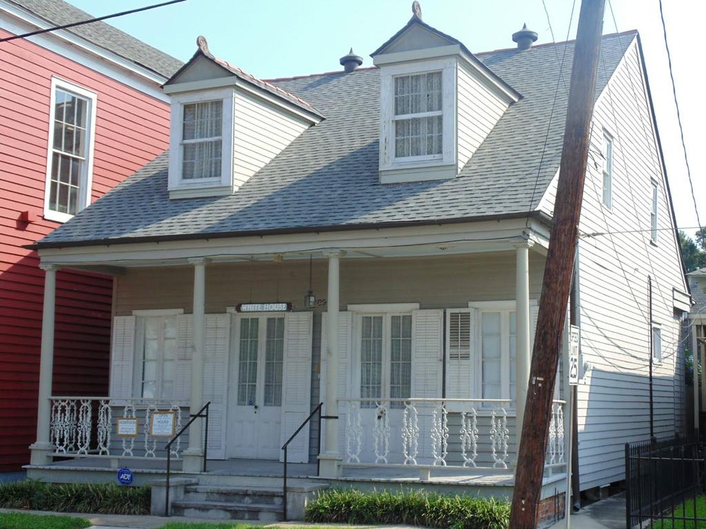 RESIDENTIAL TYPES & STYLES Part 3 TYPE: CREOLE COTTAGE 1800s 1870s The Creole cottage, a colonial blend of cultural building methods, is the earliest housing type still found in Gretna.