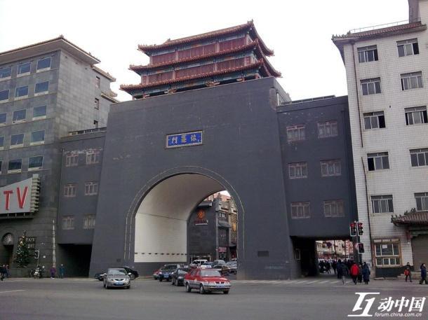 rehabilitation of the important and high level historical buildings, but ignore the normal residential buildings, which are in urgent need of renovation (Zheng, 2004).