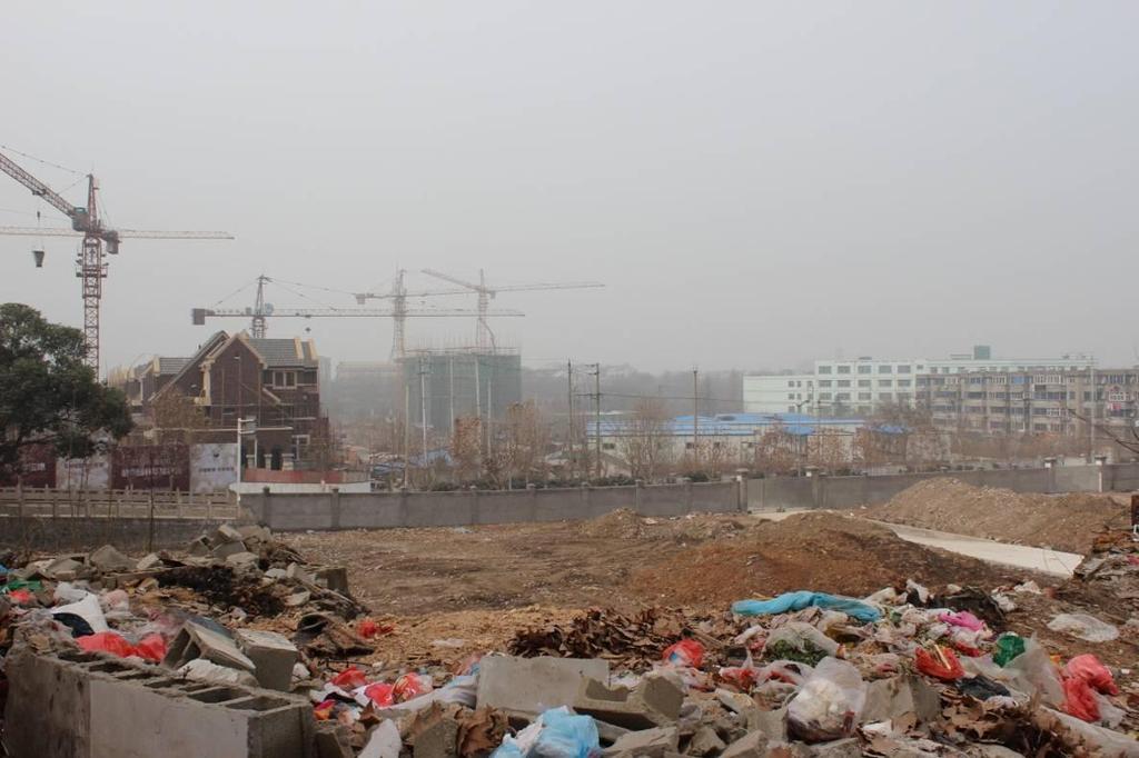 Image 5-4 Demolished old residential block and the modern communities are under construction in the surrounding area At the time of the survey, I found the Zhenjiang Museum area, which used to be