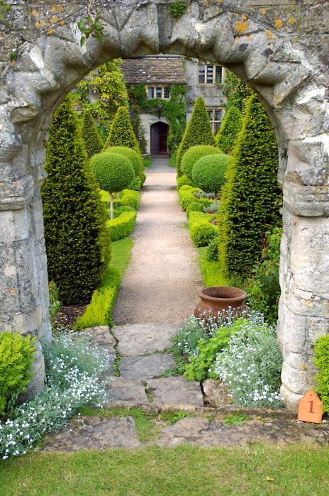 DAY 3, AUGUST 8TH - GREAT DIXTER & SISSINGHURST GARDENS Today we are off to County Kent to experience two of England s most prized gardens, Great Dixter and Sissinghurst.