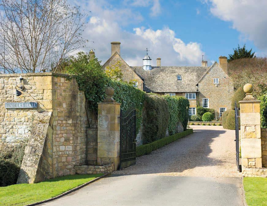 Its houses of honey coloured Cotswold stone of different styles and periods, whether Tudor, Stuart or Georgian architecture, blend harmoniously with one another.