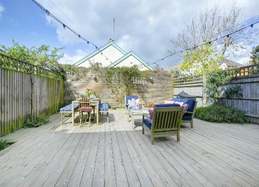 IN THE LOCAL AREA - Surrounded by similar period properties on a peaceful nothrough road, this Hove home is ideally located for all that Brighton and Hove has to offer.
