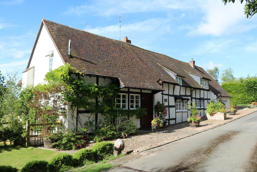 uk Wilspit Cottage Hill Near Pershore South Worcestershire WR10 2PP For Sale Offers in the Region of 625,000 A DETACHED GRADE 11 LISTED RURAL COTTAGE WITH CHARACTERFUL,