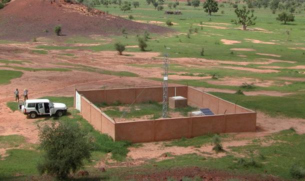 3 Primary seismic station PS26, Torodi, Niger. Left: array element; right: borehole drilling. Vault entrance, auxiliary seismic station AS99, Sutherland, South Africa.