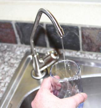 sink. We recommend to place a tray under the system to catch any water that may spill during the