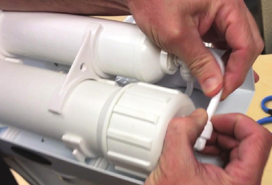 Hold the membrane housing with one hand and remove the cap with the other hand. 2.