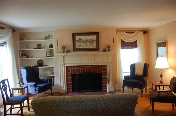 Living Room (22 x 17 ): Hardwood floor Crown moulding Window