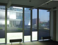 It is an ideal retrofit solution for workplaces with computer screens, as it optimally maintains a clear external view while at the same time reducing glare, in accordance with EU directives.