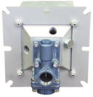 Wall mounting flanges to fasten the block holder to the furnace shell are threaded to allow for positioning of accessories: pilot burner, flame detectors (electrodes or UV scanners), peepsight.