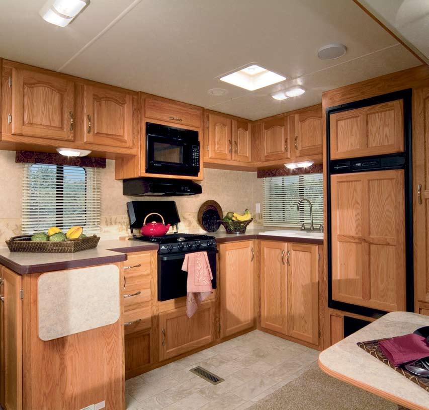 INTERIOR 32RKD LX TRAVEL TRAILER I NEW VINTAGE OAK I CHIANTI WHO SAID ANYTHING ABOUT ROUGHING IT? The 2007 Savoy accommodates your every need.