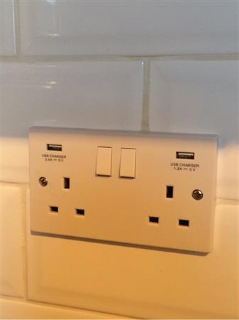 1 X White plastic double socket with dual