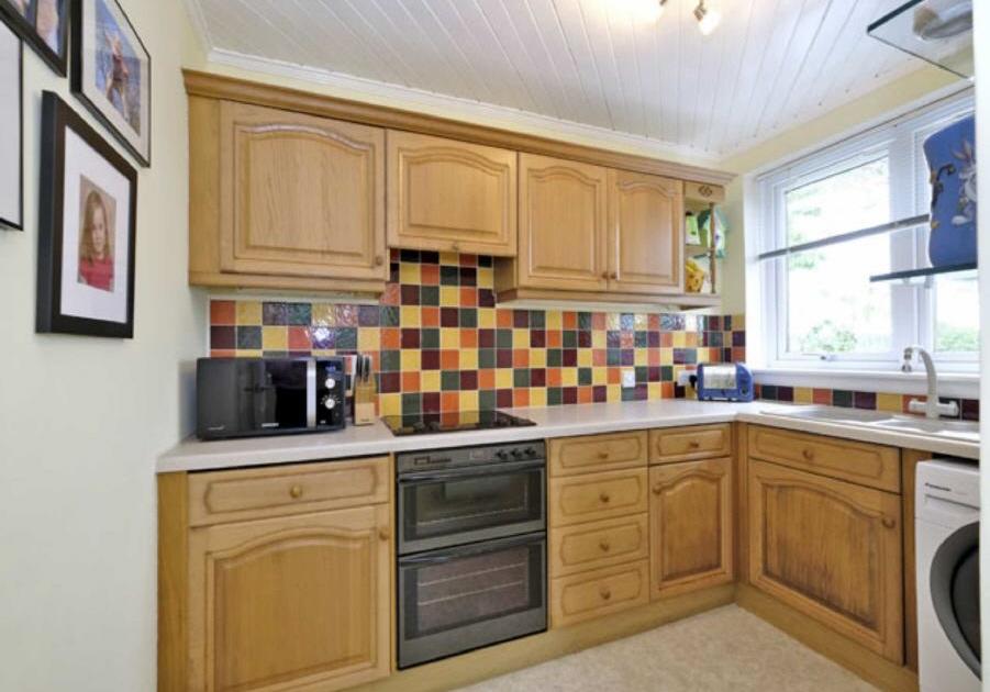 KITCHEN 9'8 x 8'6 (2.95m x 2.59m) Fitted with a range of wall and base units, with complementing work surfaces and colourful splashback tiling.