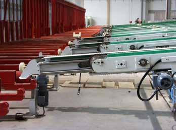 Press advance and transport of the freshly pressed timber is carried out in direction of manufacture.