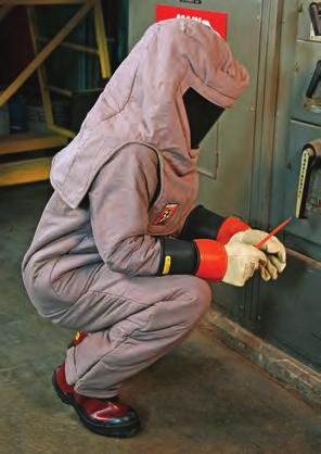 This kit contains an arc flash coat, bib overalls, PRO-HOOD, hard hat, SKBAG and safety glasses.