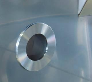 stainless steel ports, which are integrated in the left and right side walls and can