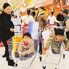The major restructuring of the concept initiated at the end of 2001 was reflected in 2002 in the modernization of 2 hypermarkets and the opening of 3 new stores, including one in Seoul.