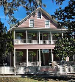 Florida Vernacular The Florida Vernacular is a style of architecture native to the region, most typically constructed with a wooden frame and finished with wood siding.