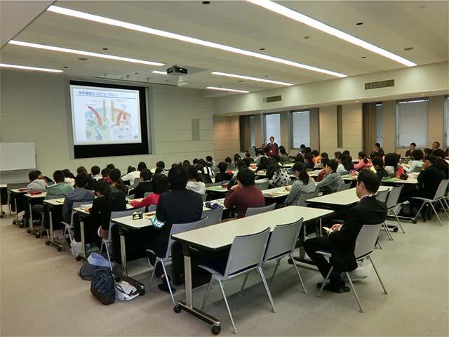 Environmental lesson for local elementary school students On February 4, 2016, fifth grade students from Hamura City s Sakae Elementary School visited the Hamura R&D Center located in the city.